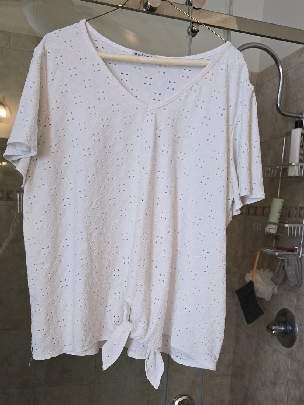 cha cha vente White Eyelet V-Neck Tie-Hem Short Sleeve Top